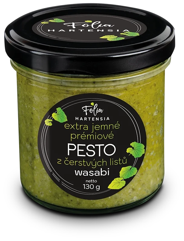 Sklenice pesta z čerstvých listů wasabi