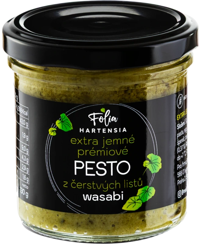 Sklenice pesta z čerstvých listů wasabi